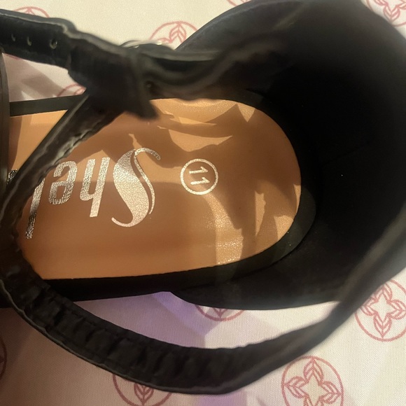 Sandals - Picture 2 of 3